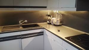 L'éclairage led est parfait comme eclairage cuisine : Eclairage Plan De Travail De Cuisine Avec Un Ruban De Led Au Fil Elec