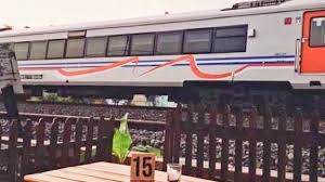 Sekiranya ada asap hitam keluar dari muncung ekzos, ia bermakna enjin kereta tidak mendapat udara mencukupi sekaligus menyebabkan bahan api dibakar berlebihan. Spot Stasiun Kereta Api Weleri Jadi Daya Tarik Cafe Hitam Putih