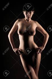 Jóvenes Mujeres Desnudas Sobre Fondo Negro Fotos, retratos, imágenes y  fotografía de archivo libres de derecho. Image 11030107