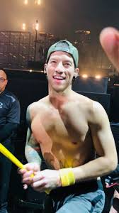 Is It Hot In Here Or Is It Just Me Song Pin De Adyson En 21 Pilots Frases De Futbol Tyler Joseph Columbus