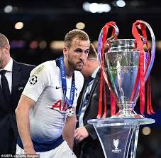 He runs with a slight stumble, like somebody keeps pushing him from behind. Harry Kane Konnte Sich Den Siebten Spieler Verlassen Sours Fur Man United Aktuelle Boulevard Nachrichten Und Fotogalerien Zu Stars Sternchen
