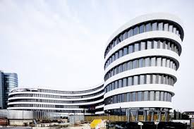 Das zweite ausstellungsstück von solarlux stellt das großformatige schiebefenster »cero« mit einer neuen motorischen steuerung dar. Isolar Solarlux Isolar Glas