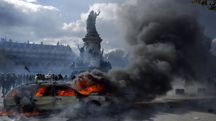 Francia arde en una jornada de protestas con 1.800 detenidos