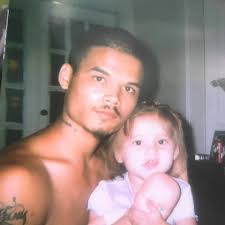 Turning pictures into hugging video without distortion?