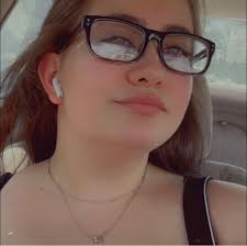 Who does newborn and sibling pictures in the Carmi area?