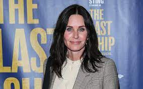 She gained recognition for her starring role as monica geller on the nbc sitcom friends. Es Machte Keinen Spass Courteney Cox Packt Uber Legendare Friends Szene Aus