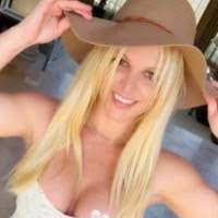 Jennifer Anna's Instagram, Twitter & Facebook