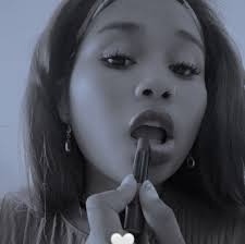 Mami Kim le quita sus chancletas a Crusita