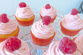 Framboise Cupcakes A La Vanille La Cuisine De Micheline Cupcake Facile Recette Cupcake Facile Cupcake Framboise
