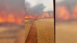 Resta complessa la situazione a catania, dove un grosso incendio lambisce le abitazioni nella zona di via palermo. Incendio Su Un Lido A Catania Bagnanti Evacuati In Gommone L Huffpost