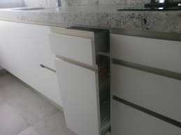 Cocina de muebles blancos, encimera negra y paredes en amarillo pastel. Negro Blanco Y Gris Una Mezcla Que Realza Una Cocina De Diseno Angular Cocinas Con Estilo