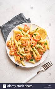 Pates Penne Aux Gambas Ou Crevettes Vue Du Dessus Copiez L Espace Crevettes Sautees Au Citron Avec Des Pates Fruits De Mer Frais Photo Stock Alamy