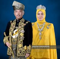 Antara alat kebesaran yang digunakan semasa upacara pertabalan adalah selepas mencium keris tersebut, yang dipertuan agong akan diberi watikah perlantikan oleh datuk paduka maharaja lela melalui datuk penghulu istiadat (dpi), dan kemudian akan membacanya dengan kuat. Alat Alat Kebesaran Yang Di Pertuan Agong Quizizz