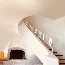 Inspi Dans La Maison De Jacques Couelle Architecte Sculpteur Francais Mur De Chaux Et Rampe D Escalier Sculptee In 2020 Architecture Home Decor Stairs