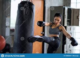 Compre sapatilhas, botas e tênis para academia, boxe e wrestling e equipamentos todas as artes marciais. Mulher Boxe Chuta Saco De Socos No Ginasio Imagem De Stock Imagem De Atletico Preto 158658347