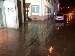 Im kreis lörrach sind zahlreiche straßen gesperrt worden. Tufqgiehhjj5bm