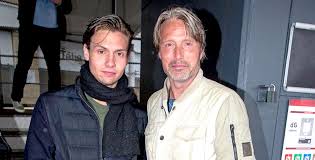Mads mikkelsen sitt stjernetegn er skytten og han er nå 55 år gammel. Mads Mikkelsen Forgylder Sonnen Millioner I Gave Her Nu