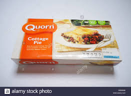 Add the quorn meatless grounds, frozen peas, vegetable broth, vegetarian worcestershire sauce, tomato paste, soy sauce and seasoning. Quorn Cottage Pie Fertiggerichte Uk Stockfotografie Alamy