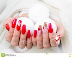Die schöne verwendung von roter und grüner farbe wird in dieser. Rote Nagel Verziert Fur Ihr Fantastisches Weihnachten Stockbild Bild Von Schon Fingernagel 82172695