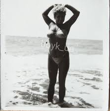 Lovely Woman Bikini Armpits Milf Lady Beach Snapshot Cute Girl Vtg Old Photo