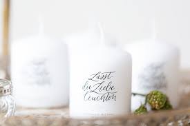 50 ehejahre zusammen verbringen zu dürfen ist keine deshalb haben sich unsere damen auch ganz besondere kerzen zur goldenen hochzeit einfallen lassen. Personalisierte Gastgeschenk Kerze Fur Hochzeit Lasst Die Liebe Leuchten Hochzeitsdekoration The Little Wedding Corner Shop