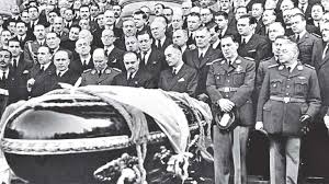 27th july 1952, argentina president juan peron and members of the government carry the coffin of eva peron to the golden room at the ministry of. Todo El Pueblo Lloro La Muerte De Evita Su Abanderada Cronica Firme Junto Al Pueblo