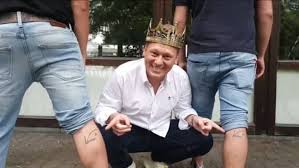 Juli 1986 in malsch), bekannt als knossi, ist ein deutscher entertainer. Jens Knossalla Vom Gameshow Gewinner Zum Moderator Und Streaming Star