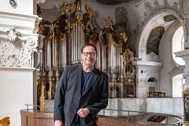 Lindau: Neuer Kirchenmusiker begeistert mit Gesang & Kritik am Eichwaldquartier