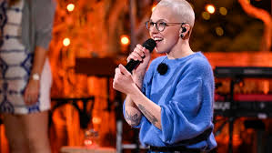 Itunes bitly.com/1w03xbx | amazon mp3 entdeckt von stefan raab verlief stefanie heinzmann´s karriere steil von 0 auf 100. Sing Meinen Song 2021 Stefanie Heinzmann Fegt Mit Love Is All Around Alle Von Der Couch