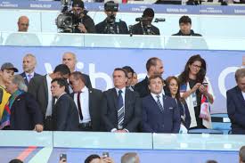 Jair bolsonaro con uno de sus hijos usando la camiseta que dice mi partido es brasil. Conmebol President Thanks Brazil President Jair Bolsonaro For Hosting Copa America Despite The Country S Handling Of Covid 19