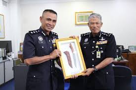 Beliau yang telah bersama polis diraja malaysia, pdrm sejak 29 tahun lalu merupakan anak kelahiran alor setar, kedah. Polis Daerah Tawau On Twitter Mesyuarat Badan Penyelarasan Kumpulan Wang Polis Semenanjung Sabah Sarawak Bil 1 2019 Yang Dipengerusikan Oleh Ydh Cp Dato Abd Rahim Jaafar Pengarah Pengurusa Pdrm Di Ipd Tawau Pagi Tadi Turut