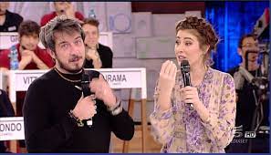Mah a me sembra uno sguardo normale. Diana Del Bufalo Amici 2018 Con Paolo Ruffini Video
