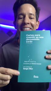 Esto no se hizo nunca antes en el mundo… entre 300 personas escribimos un  libro. Ingenio y locura de @casciari y @editorialorsai , 300 veces gracias  ✌🏻