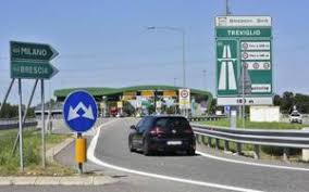 La zona bianca è la fascia a rischio minore, dove vengono collocate le regioni con un'incidenza di contagi sotto i 50 casi ogni 100mila abitantiper 3 settimane di fila. Spostamenti In Auto E Moto In Zona Bianca Le Regole Da Rispettare E Le Multe La Gazzetta Dello Sport