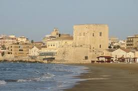 Farm holidays are the best choice to discover the beauties of pozzallo (ragusa). Pietre Nere Beach And The Cabrera Tower Pozzallo Bild Von Mare Nostrum Petit Hotel Sizilien Tripadvisor