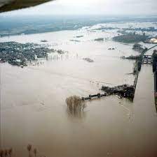 Die strijd is nog niet gestreden, want de kans op een volgende grote overstroming. Overstroming Van De Maas 1993 Wikipedia