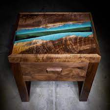 C'est votre jour de chance, les voici. Ce Designer Cree Des Tables En Bois Qui Integrent Des Rivieres De Verre
