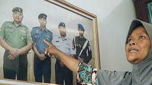 Ibu mertua serda pandu yudha kusuma awak kri nanggala 402 yayak dwi ernawati (46) memegang foto pasangan pandu dan mega di rumahnya di ketapang, banyuwangi, jawa timur. Ldd Gd9d Jwrgm