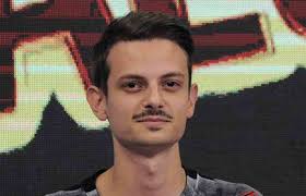 Una canzone che i genitori italiani amano far cantare ai figli piccoli». Fabio Rovazzi Chi E Eta Altezza Carriera Amori Canzoni