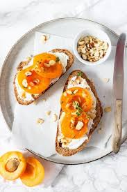 Rezept Fur Eine Spatsommerliche Ziegenfrischkase Stulle Mit Honigaprikosen Und Haselnussen Hey Foodsister Recipe Food Food And Drink Breakfast Pastries
