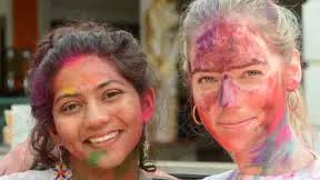 Obrazem: Nastalo Holi šílenství. Nejen v Indii se z ulic stává barevné  bitevní pole