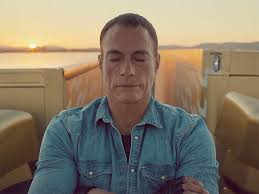 En draagt zelf onder andere: Jean Claude Van Damme The Epic Split Auto News