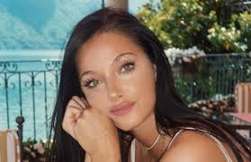 Oriana sabatini is an argentine singer, actress, and model who is widely recognized for potraying the character, azul medina, in the series aliados as well as for debut solo, love me down easy and stay or run. Oriana Sabatini La Confessione Che Sciocca Tutti Anche Dybala