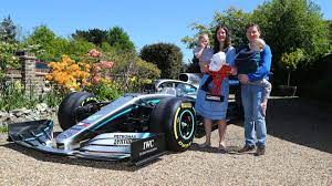 Er wohnt zusammen mit geliebten in einem haus im monaco. Lewis Hamilton Schenkt Todkrankem Jungen Einen Formel 1 Wagen Gala De