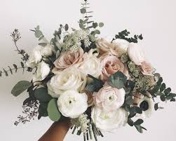 La Rose La Renoncule La Dentelle De La Reine Anne Et La Verdure D Eucalyptus Composent Ce In 2020 Rose Wedding Bouquet Spring Wedding Bouquets Flower Bouquet Wedding