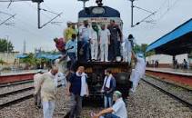 Rail Roko Andolan Updates : Farmers Stop Trains In Modinagar ...