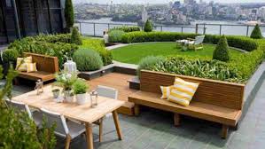 Pertimbangkan penggunaan pagar kaca transparan dan bukan dinding parapet; Desain Rooftop Garden Minimalis Sejuk Dan Menyegarkan Harapan Rakyat Online