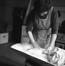 Bauerin In Deutschland 1960 Keberlein Timeline Images Arbeit Teig Kneten Backen Backstube Frau Mehl Historisch Schwarzweiss 60er B Knete Bauer Teig