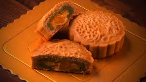 Perayaan kuih bulan tanglung merupakan suatu pesta cina yang diraikan pada hari kelima belas hidangan kuih bulan disimbolikkkan sebagai lambang kepada sebuah keluarga yang lengkap. Kuih Bulan Telur Masin Youtube