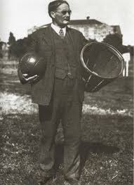 Inventor del baloncesto en 1891 y el primero en introducir el uso de casco en el fútbol americano. James Naismith The Instructor Who Invented Basketball